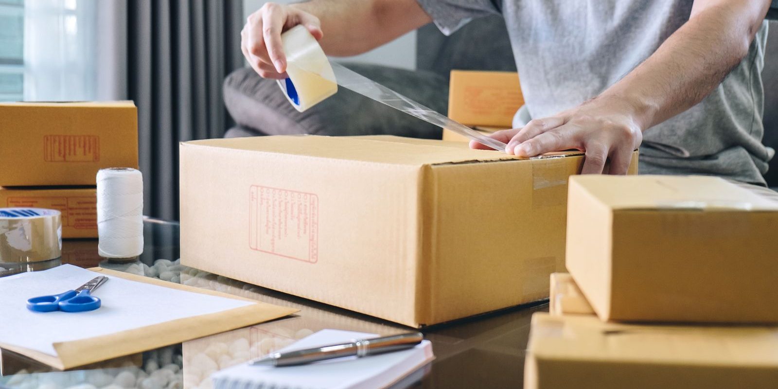 enviar-y-recibir-paquetes-sin-salir-de-casa-bigstock